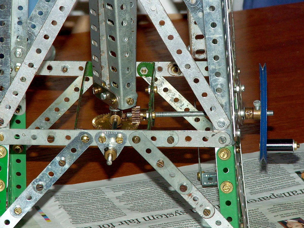 Close up of the slewing machanism.